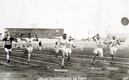 Abrahams en su victoria en 100 metros de París 1924